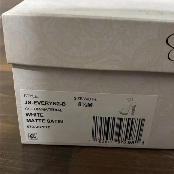 Elegant White Matte Satin Women's Heels - Picture 3 of 4